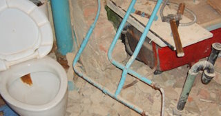Профессиональный демонтаж перегородки ванной и туалета в Озерске - от 575 рублей